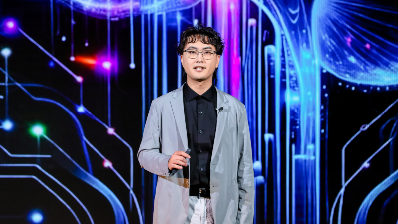 Yansen Wang speaking on stage